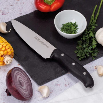 Cuchillo cocinero de 15 cm 3 Claveles Domvs 954 en la tabla de cortar – Cuchillalia.com