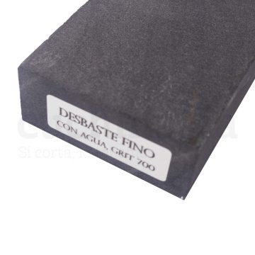 Detalle de la etiqueta de la piedra de desbaste fino de grano 700 del kit BL-120 de A Pedra Das Meigas – Cuchillalia.com