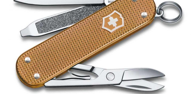 https://www.cuchillalia.com/wordpress/wp-content/uploads/2023/09/victorinox-classic-sd-alox-wet-sand-0-6221-255g-abierta-812x400.jpg