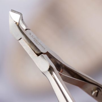 Detalle del filo del alicate corta cutículas de 10 cm, 5 mm de corte y montaje superpuesto – 3 Claveles 12100 – Cuchillalia.com