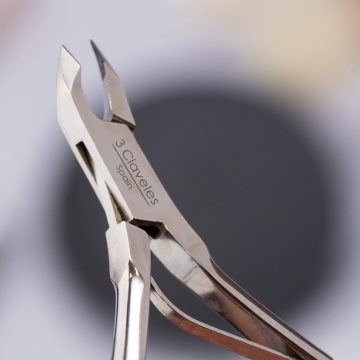 Detalle del filo del alicate corta cutículas de 10 cm, 5 mm de corte y montaje superpuesto – 3 Claveles 12100 – Cuchillalia.com