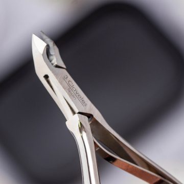 Detalle del filo del alicate corta cutículas de 11,5 cm, 5 mm de corte y montaje machihembrado en la mesa – 3 Claveles 12111 – Cuchillalia.com