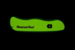 Cacha delantera para Victorinox Rescue amarilla fluorescente brillando a oscuras - Cuchillalia.com