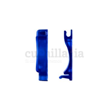 Detalle de la tapa para la pila en azul transparente de las navajas de 58 mm de Victorinox con linterna – Cuchillalia.com