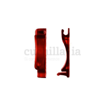 Detalle de la tapa para la pila en rojo transparente de las navajas de 58 mm de Victorinox con linterna – Cuchillalia.com