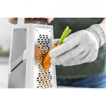 Rallando zanahoria con el guante de fibra anticorte de Zwilling – Talla única – Cuchillalia.com