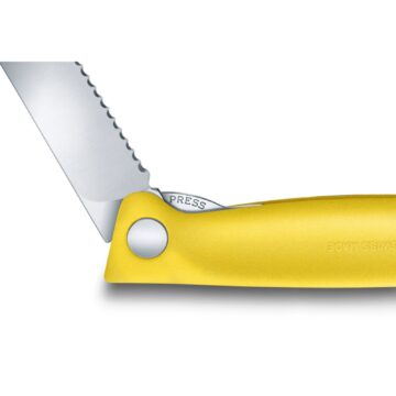 Detalle del bloqueo del cuchillo plegable Victorinox Swiss Classic, con hoja dentada y mango amarillo – Cuchillalia.com