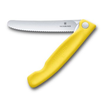 Cuchillo plegable Victorinox Swiss Classic, con hoja dentada y mango amarillo – Semi abierto – Cuchillalia.com