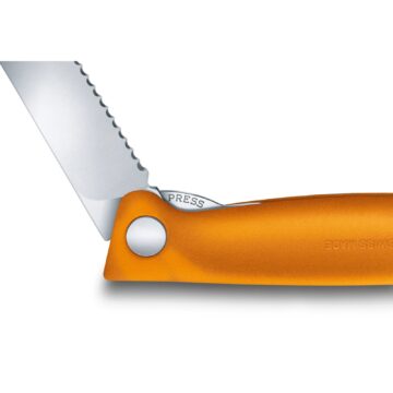 Detalle del bloqueo del cuchillo plegable Victorinox Swiss Classic, con hoja dentada y mango naranja – Cuchillalia.com