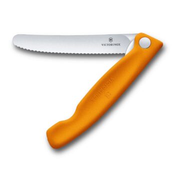 Cuchillo plegable Victorinox Swiss Classic, con hoja dentada y mango naranja – Semi abierto – Cuchillalia.com