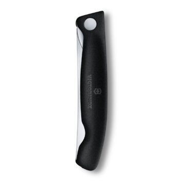 Anverso del cuchillo plegable Victorinox Swiss Classic, con hoja dentada y mango negro – Cerrado – Cuchillalia.com