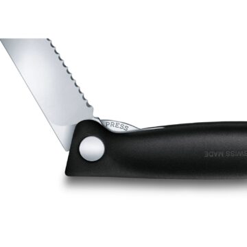 Detalle del bloqueo del cuchillo plegable Victorinox Swiss Classic, con hoja dentada y mango negro – Cuchillalia.com