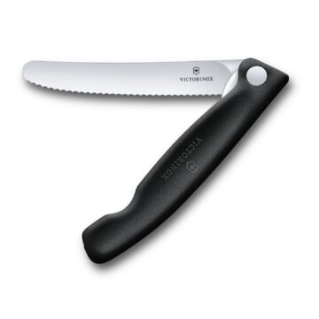 Cuchillo plegable Victorinox Swiss Classic, con hoja dentada y mango negro – Semi abierto – Cuchillalia.com