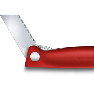 Detalle del bloqueo del cuchillo plegable Victorinox Swiss Classic, con hoja dentada y mango rojo – Cuchillalia.com