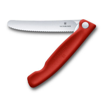 Cuchillo plegable Victorinox Swiss Classic, con hoja dentada y mango rojo – Semi abierto – Cuchillalia.com