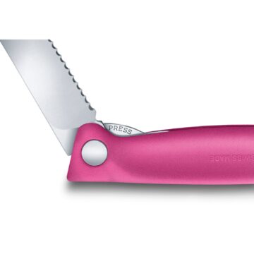 Detalle del bloqueo del cuchillo plegable Victorinox Swiss Classic, con hoja dentada y mango rosa – Cuchillalia.com