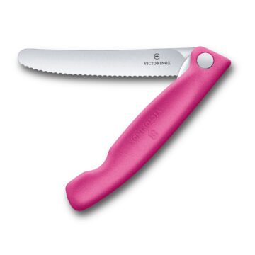 Cuchillo plegable Victorinox Swiss Classic, con hoja dentada y mango rosa – Semi abierto – Cuchillalia.com