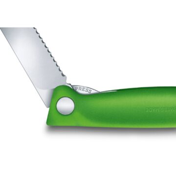 Detalle del bloqueo del cuchillo plegable Victorinox Swiss Classic, con hoja dentada y mango verde – Cuchillalia.com