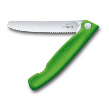 Cuchillo plegable Victorinox Swiss Classic, con hoja dentada y mango verde – Semi abierto – Cuchillalia.com