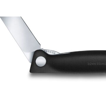 Detalle del bloqueo del cuchillo plegable Victorinox Swiss Classic, con hoja lisa y mango negro – Cuchillalia.com