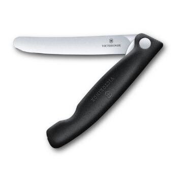 Cuchillo plegable Victorinox Swiss Classic, con hoja lisa y mango negro – Semi abierto – Cuchillalia.com