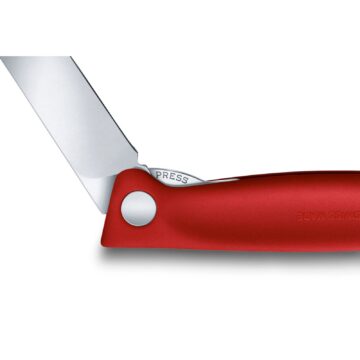 Detalle del bloqueo del cuchillo plegable Victorinox Swiss Classic, con hoja lisa y mango rojo – Cuchillalia.com