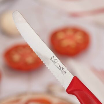 Cuchillo de mesa dentado rojo 3 claveles 1215 tras cortar tomate – Cuchillalia.com